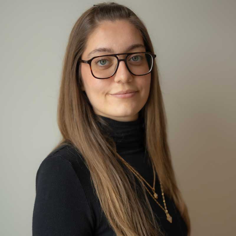 steph kagramanova, real estate agent